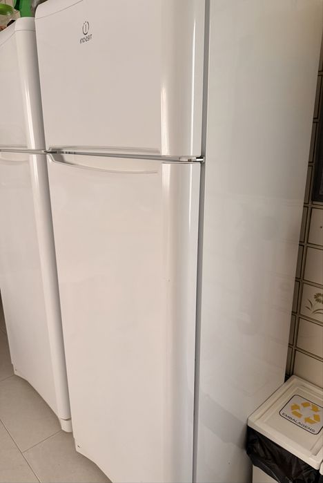 Frigorífico Indesit IT70832W — 437L — 185cm — 2023 — Excelente estado