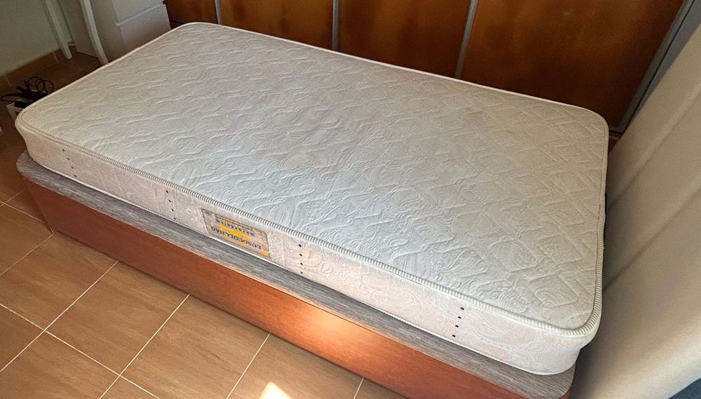 Conjunto de Cama Individual/Large Single – Bom Estado Sommier 110/190cm