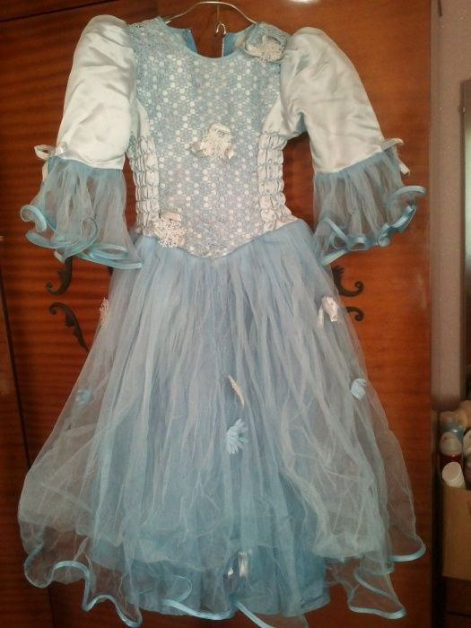Продам нарядное платье для девочки