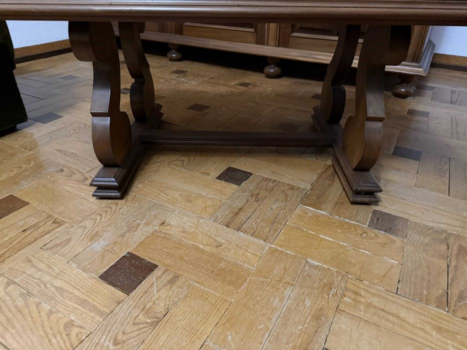 Mesa de centro clássica em madeira – muito robusta