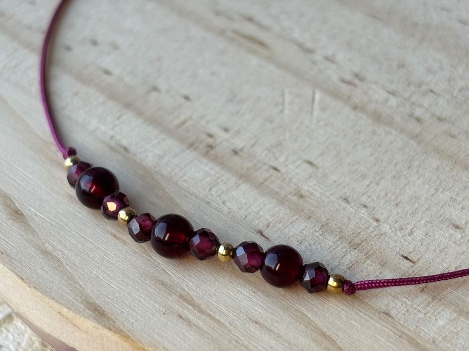 bransoletka na sznurku z kamieniami naturalnymi - Granatem