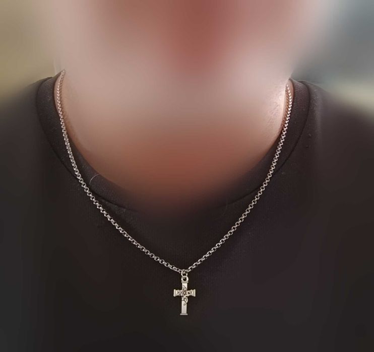 Prosty, delikatny łańcuszek ze stali chirurgicznej z Krzyżykiem. 55 cm