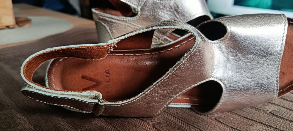 Sandały na koturnie