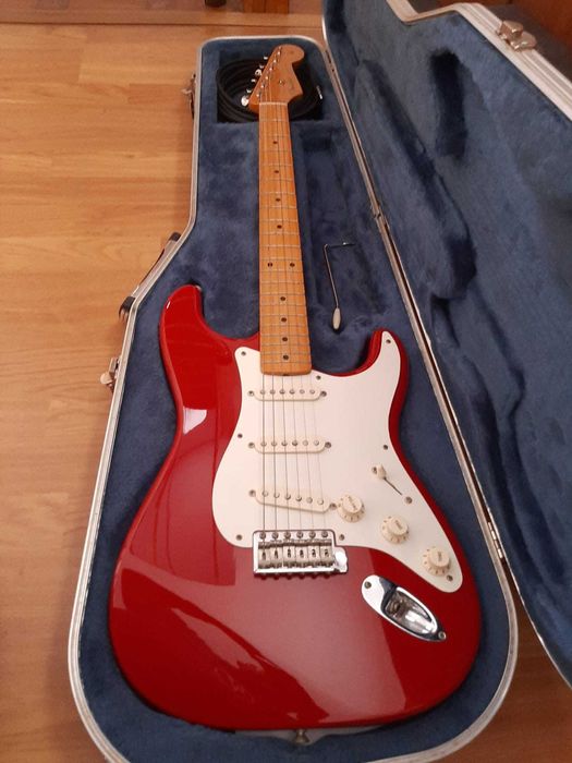 Fender Standard Stratocaster 2002 – Candy Apple Red (COMO NOVA)