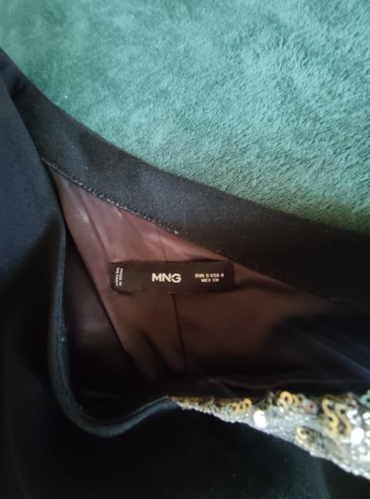 Плаття з маєтками на одне плече