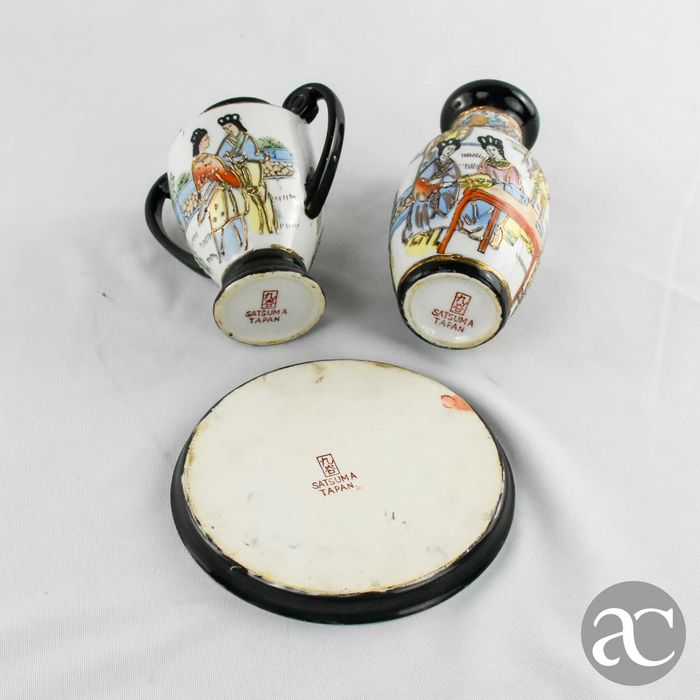 Conjunto de 2 jarras e prato porcelana Japonesa Satsuma