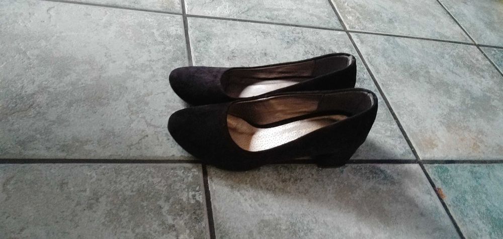 Buty czarne eleganckie zamszowe na obcasie