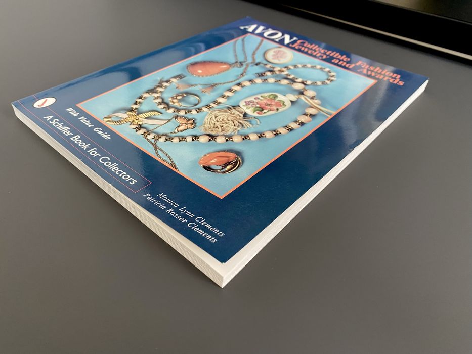 Книга для колекціонерів: Avon Collectible Fashion Jewelry and Awards