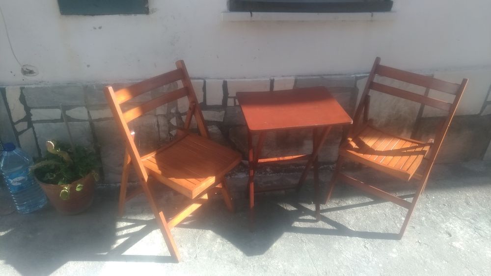 Mesa dobrável com duas cadeiras  dobráveis