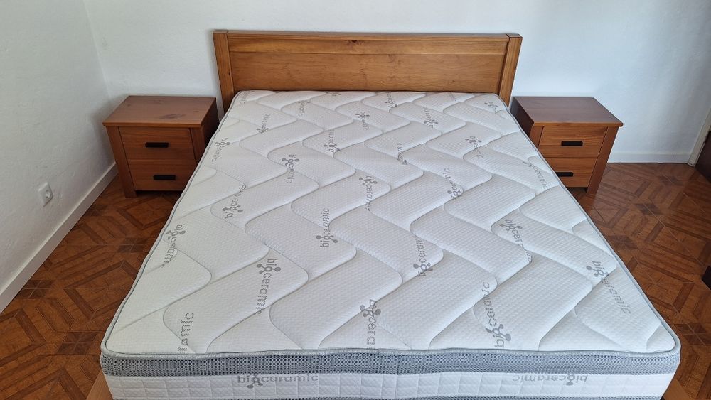 1 cama de casal com colchão (2,05×1,63); 2 mesas de cabeceira e cómoda