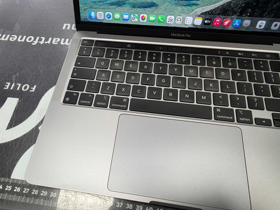 Macbook PRO 13 2020/ Apple M1/ 8GB DDR4/ 256GB/ 278 cykli ładowania/ Space Gray/ + zasilacz/ Grade B+ do A-/ GW 12 MSC