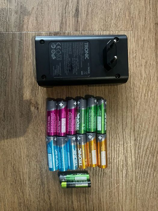 Ładowarka Tronic + akumulatorki AA i AAA