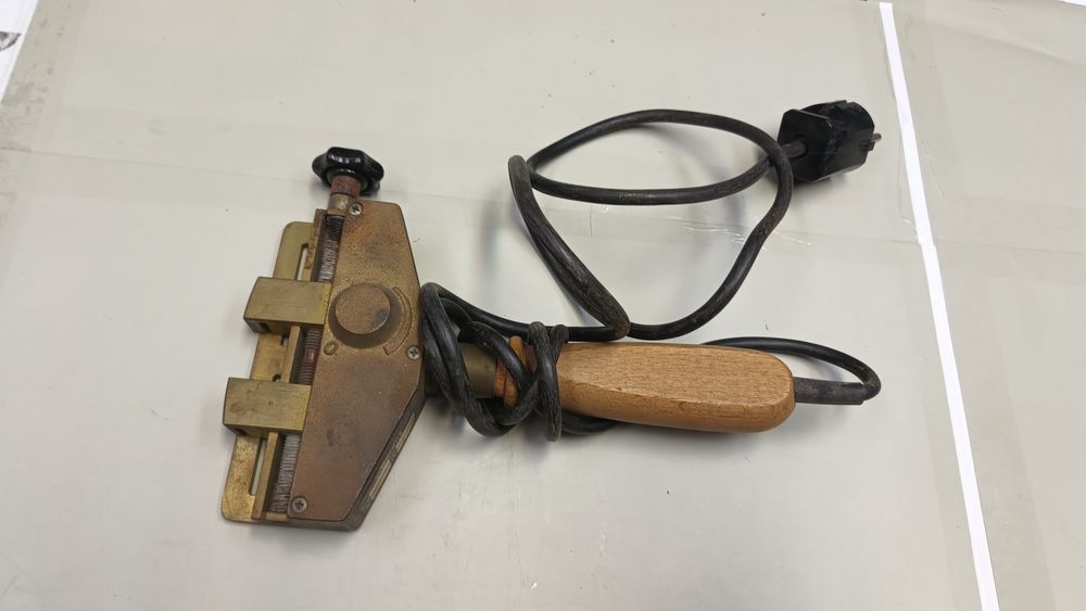 Wierszownik introligatorski z grzałka