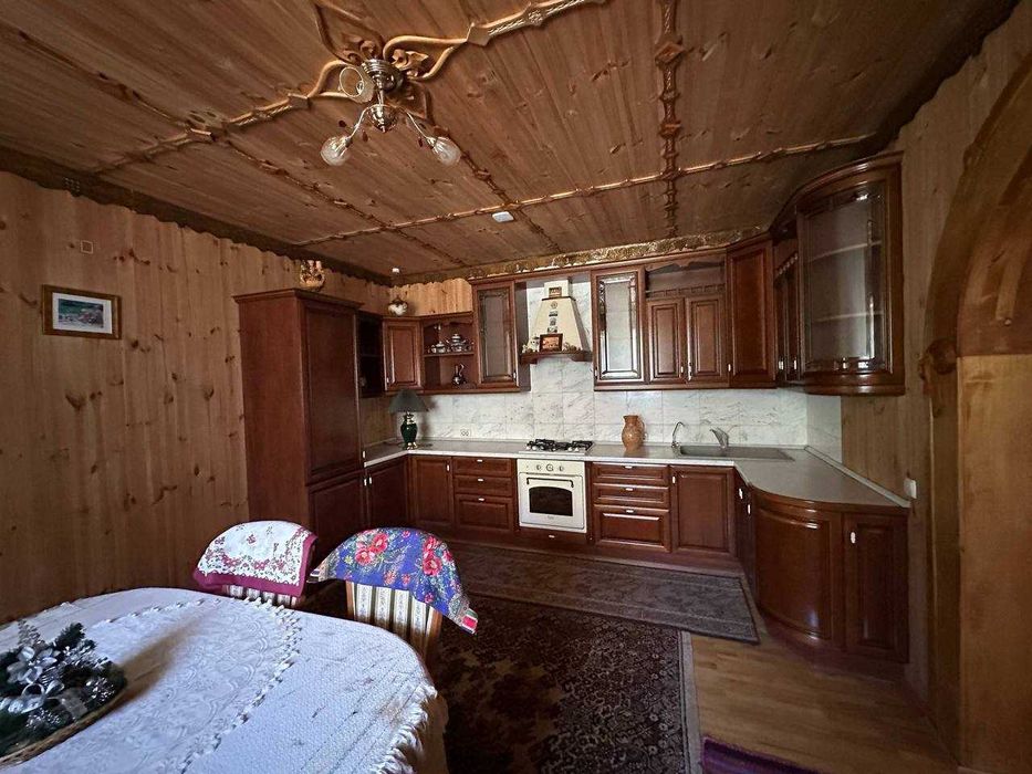 Садиба з трьома будинками на 0.5 га - з власним озером та банею