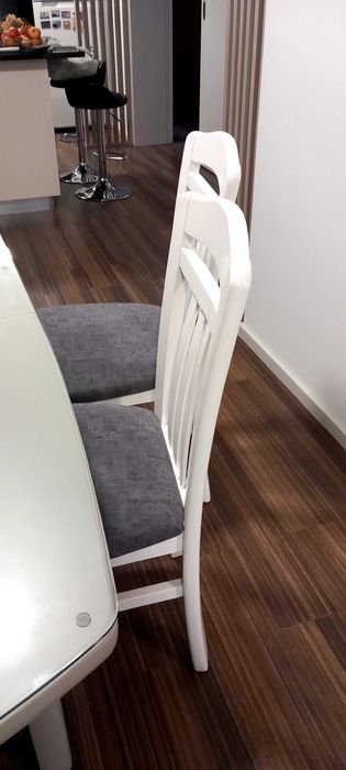 Vendo 6 cadeiras  de mesa de jantar lacadas de branco.