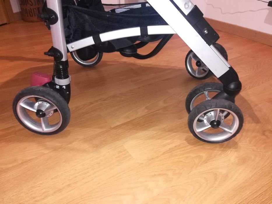 Carrinho Bebeconfort com proteção para a chuva