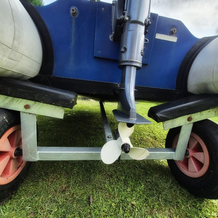 Ponton z zaburtowanym silnikiem spalinowym przyczepka Yamaha