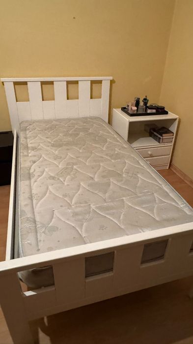 Cama solteiro em madeira maciça+ colchão+ armário com gavetas