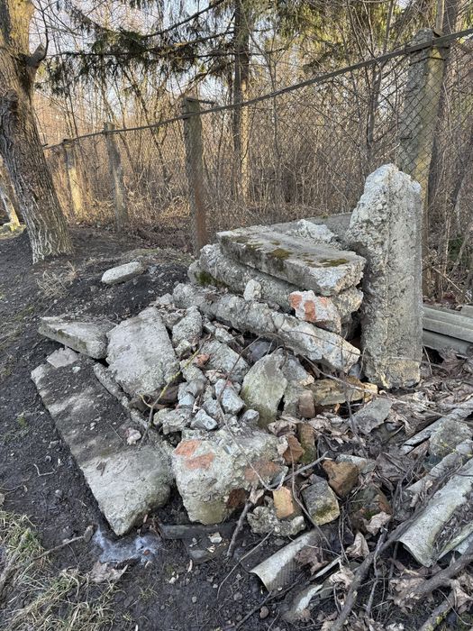 Шматки бетону і стовпи, район Роша