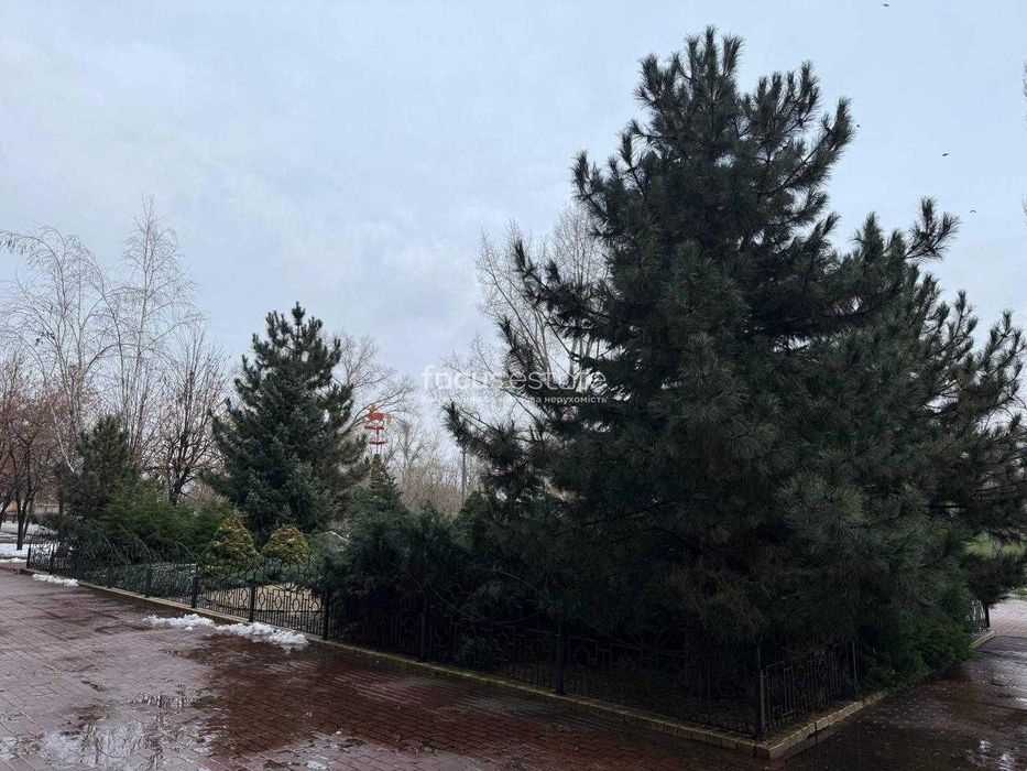 Без%. Фасад. Два входи. Офіс 220м2. Оболонь. Оболонська Набережна 15