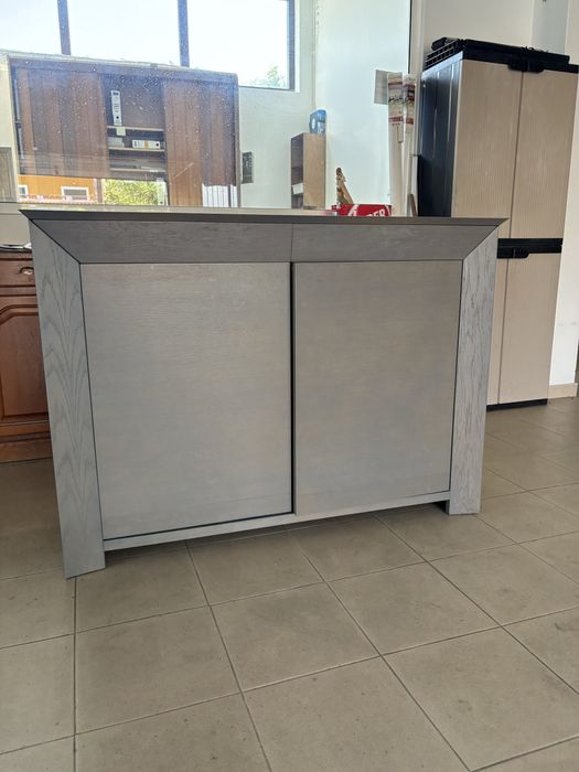 Movel com 2 portas e 2 gavetas