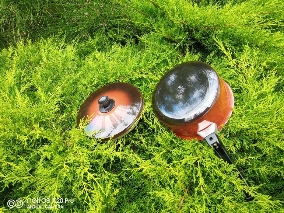 новую удобную кастрюлю с антипригарным покрытием