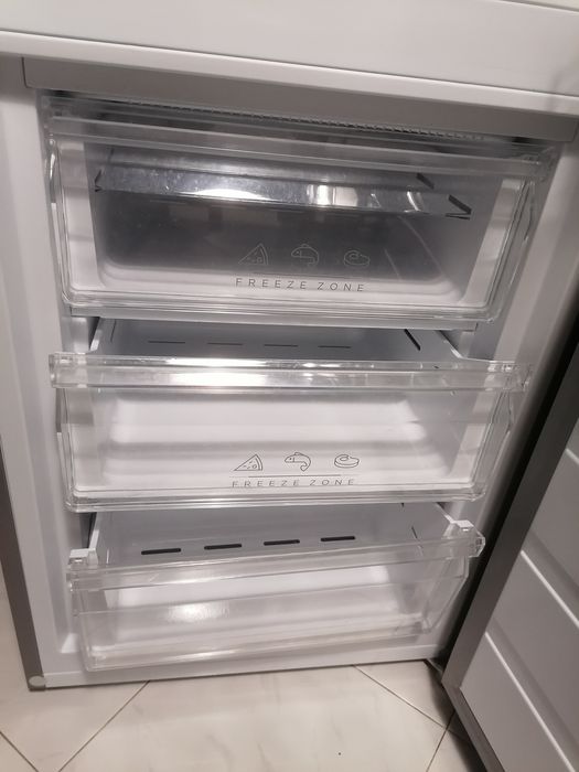 Frigorífico combinado com dispensador de Água
