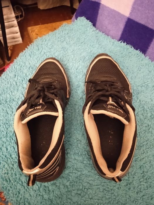 Продам кроссовки женские 37-38размер.