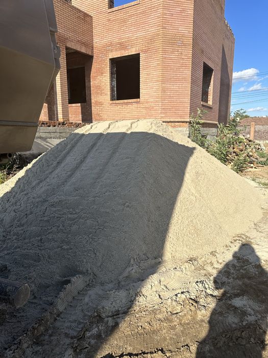 Пісок річковий, пісок яружний(овражний), щебінь фр. 5*20,20*40,40*70