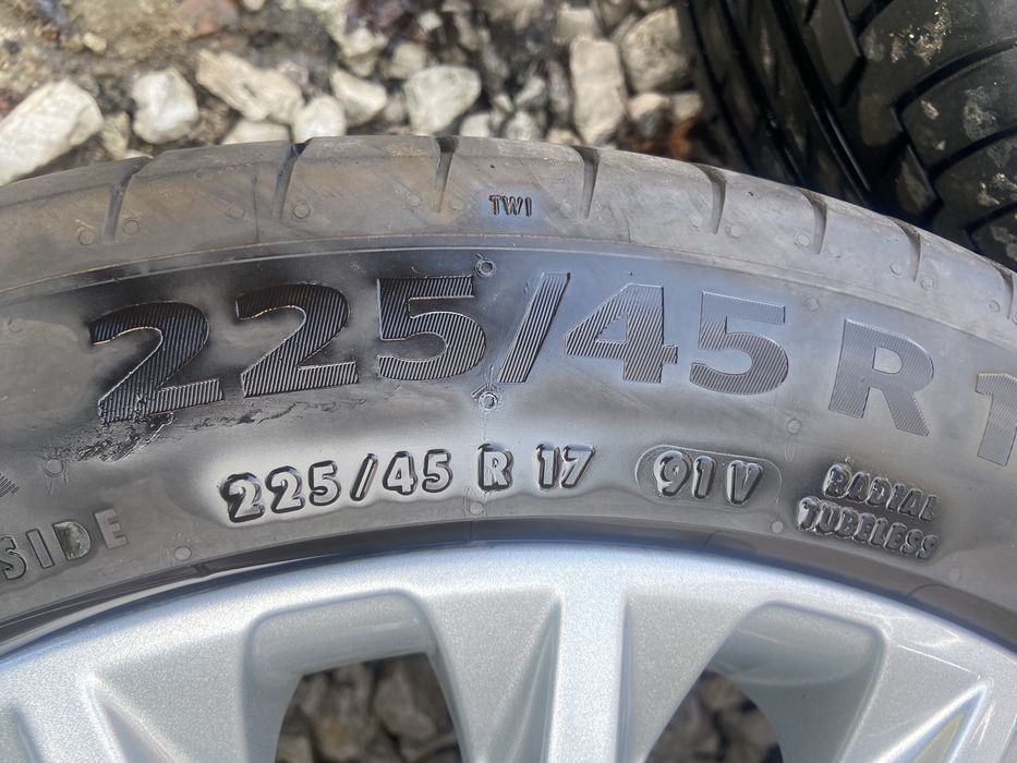Alufelgi orginalne Ford 17-5x108 z oponami letnimi