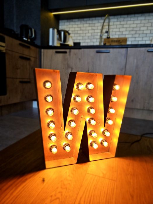 Neon lampa litera teatr loft