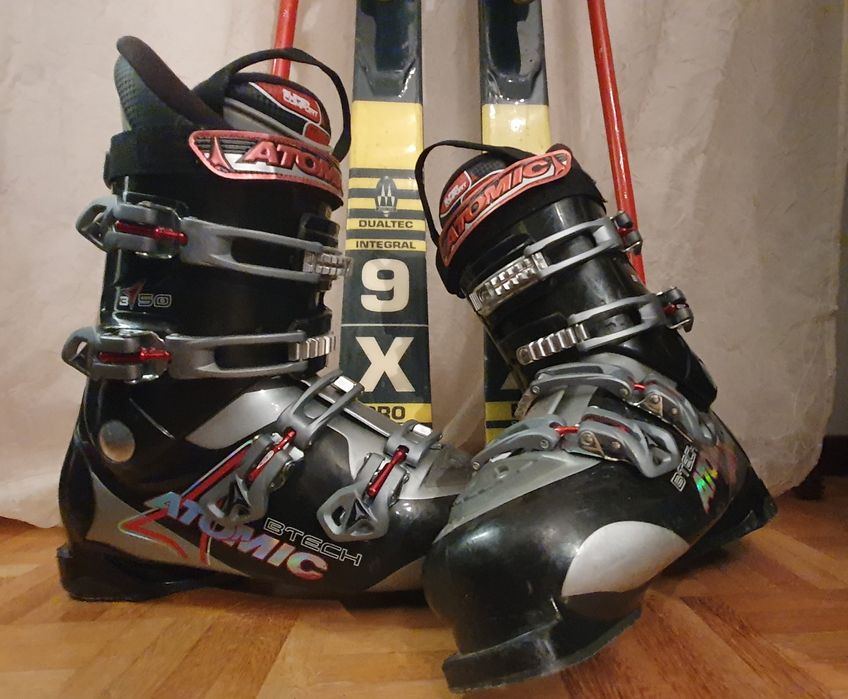 Skis e botas para a neve