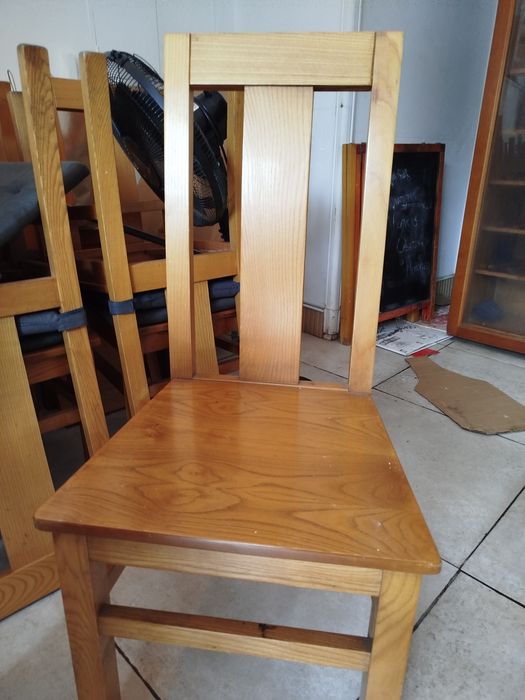 Mesas e cadeiras em madeira