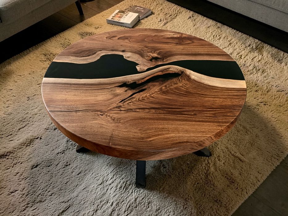 Stolik z żywicą z desek orzecha włoskiego o średnicy 71 cm.