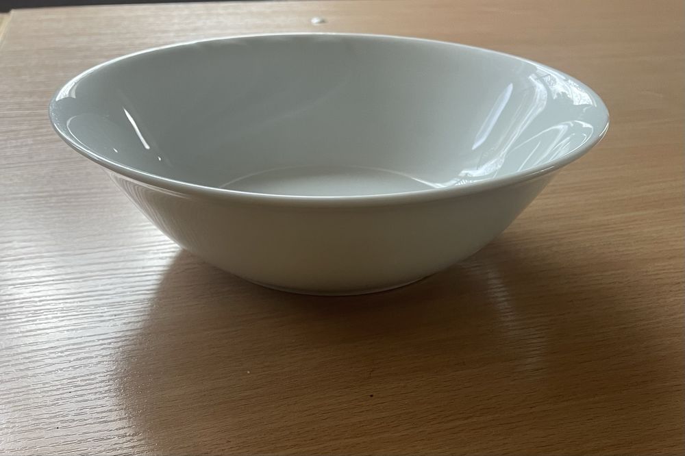 Miska - salaterka   porcelanowa  srednica  23  cm