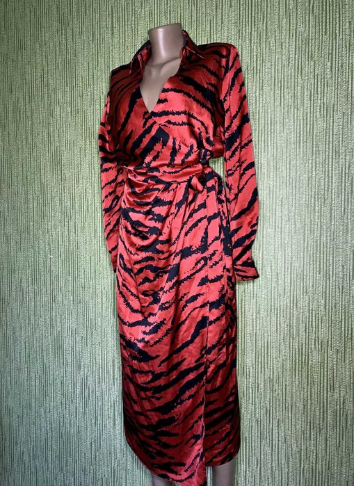 Червона атласна сукня-халат від Ax Paris.