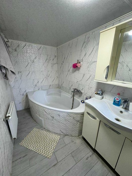 Будинок, смт. Куликів ( центр)