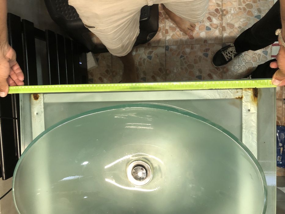 Lavatório suspenso em vidro