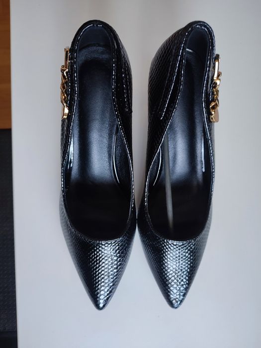 Buty damskie na obcasie nowe.