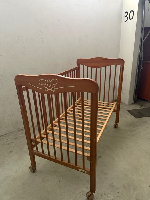 Cama de bebé com colchão