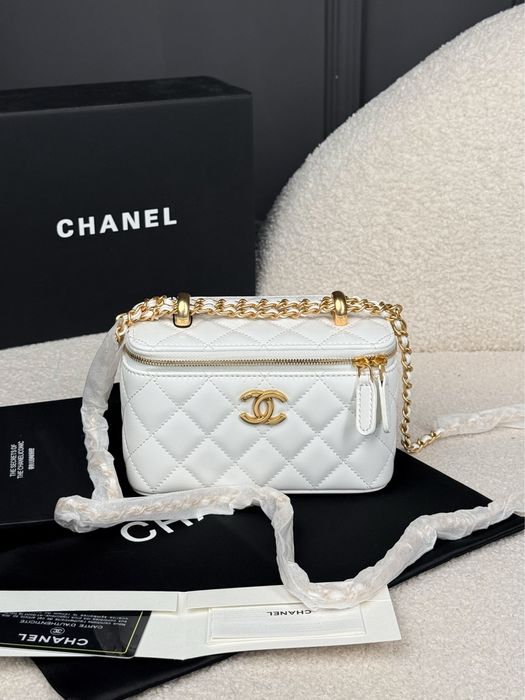 Сумка Chanel Vanity Case Bag in White Leather