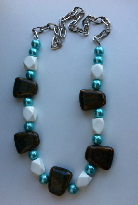 Colar com pedras azul turquesa, branco e castanho