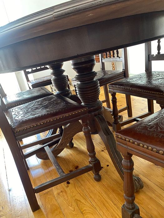 Mesa com conjunto de cadeiras
