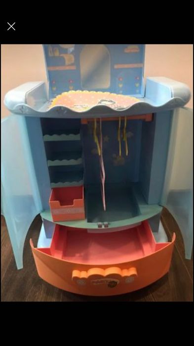 Brinquedo roupeiro com muda de fraldas