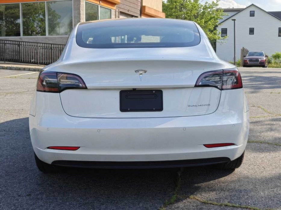 Tesla Model 3 Long Range      2022