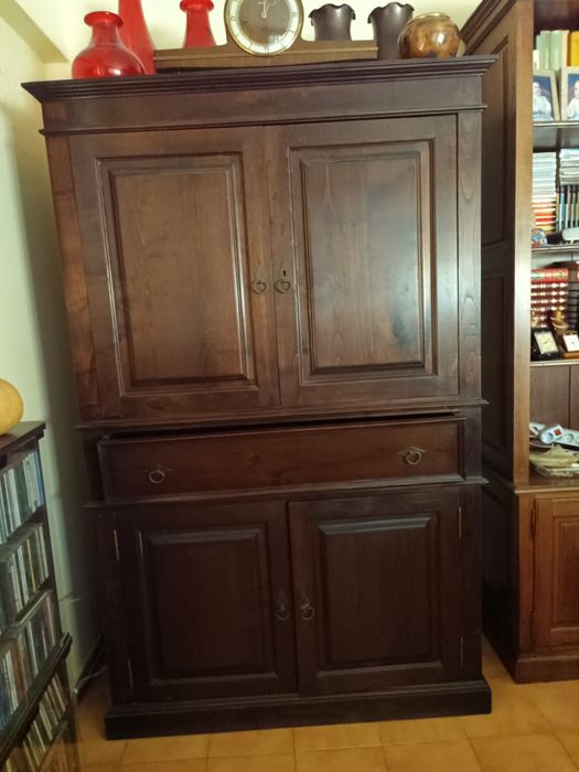 Móvel em madeira totalmente em castanho velho maciço