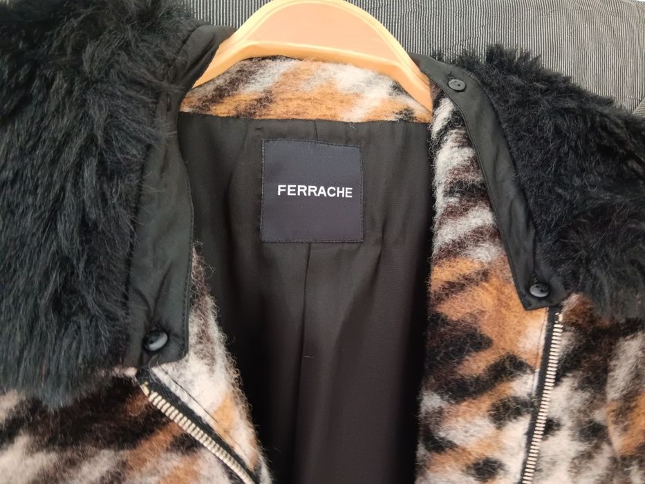 Casaco Ferrache  tamanho S novo sem etiqueta