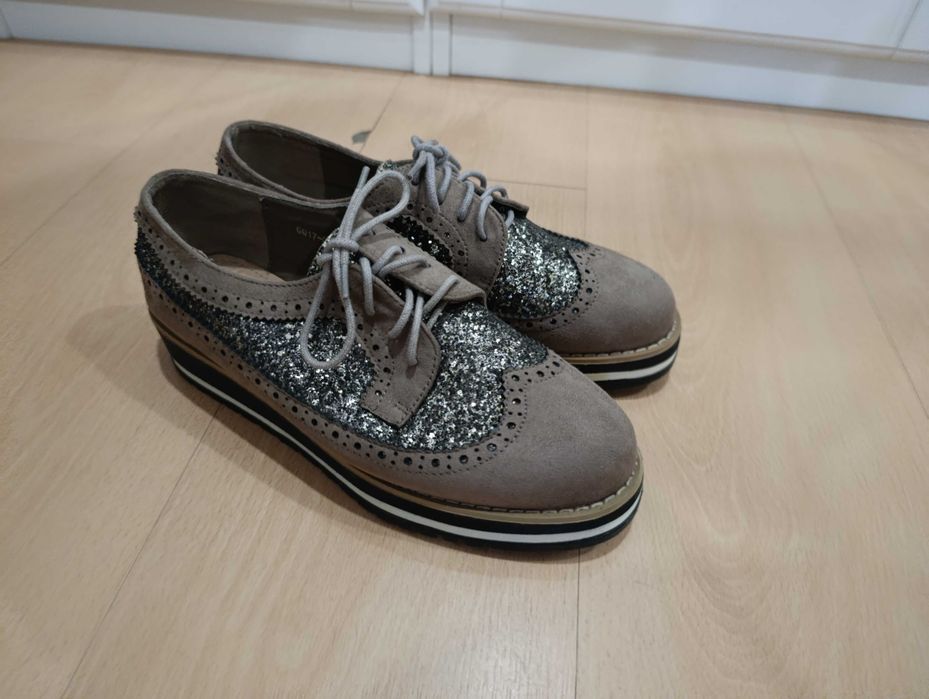 Sapatos brilhantes femininos