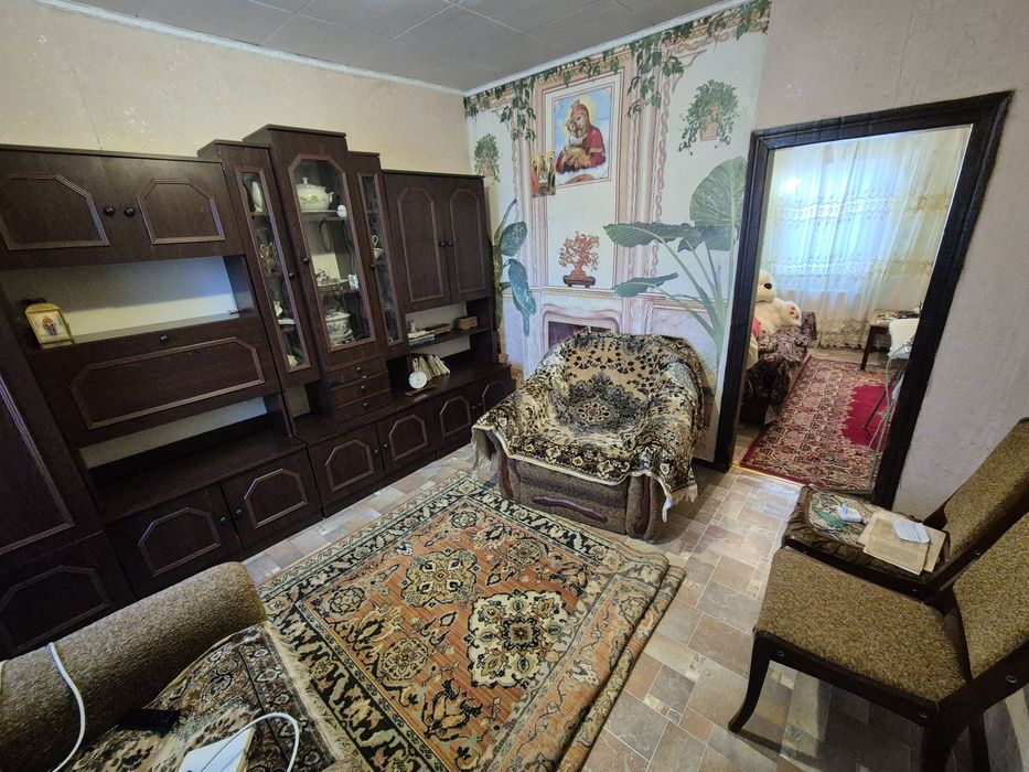 Продам пів будинку район 1 школи