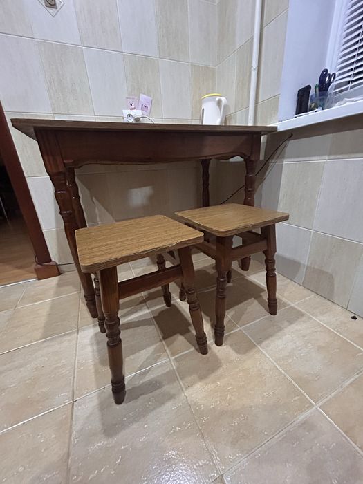 стіл кухонний + 2 табуретки